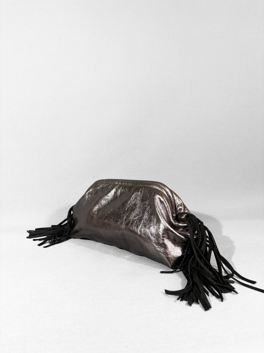 Clutch Cherso in pelle laminata argento effetto stropicciato con lunghe frange laterali in camoscio nero Magazzino18 vista laterale