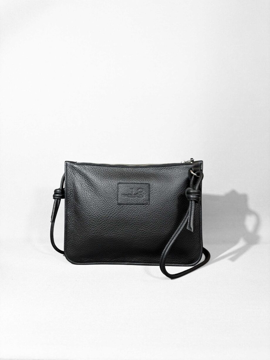 borsa a tracolla Olipa versione Big di Magazzino18 in pelle nera con dettagli dei bordi ripiegati e chiusura a zip, logo impresso a caldo